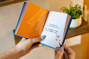 Допълване на изречение в книжката с химикал – лично послание на страница 41